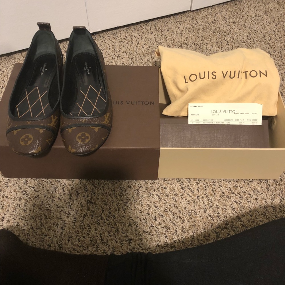 Authentic LOUIS VUITTON leather flats.